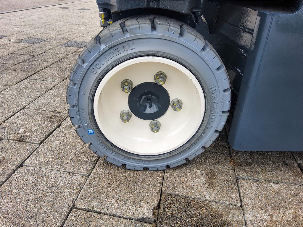 Combilift CBE 3000 Stivuitoare cu patru brate