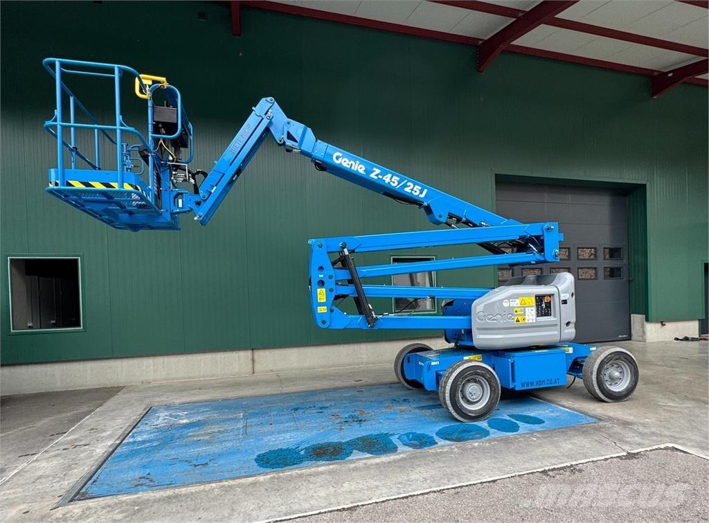 Genie Z-45/25J DC Nacele cu brat articulat