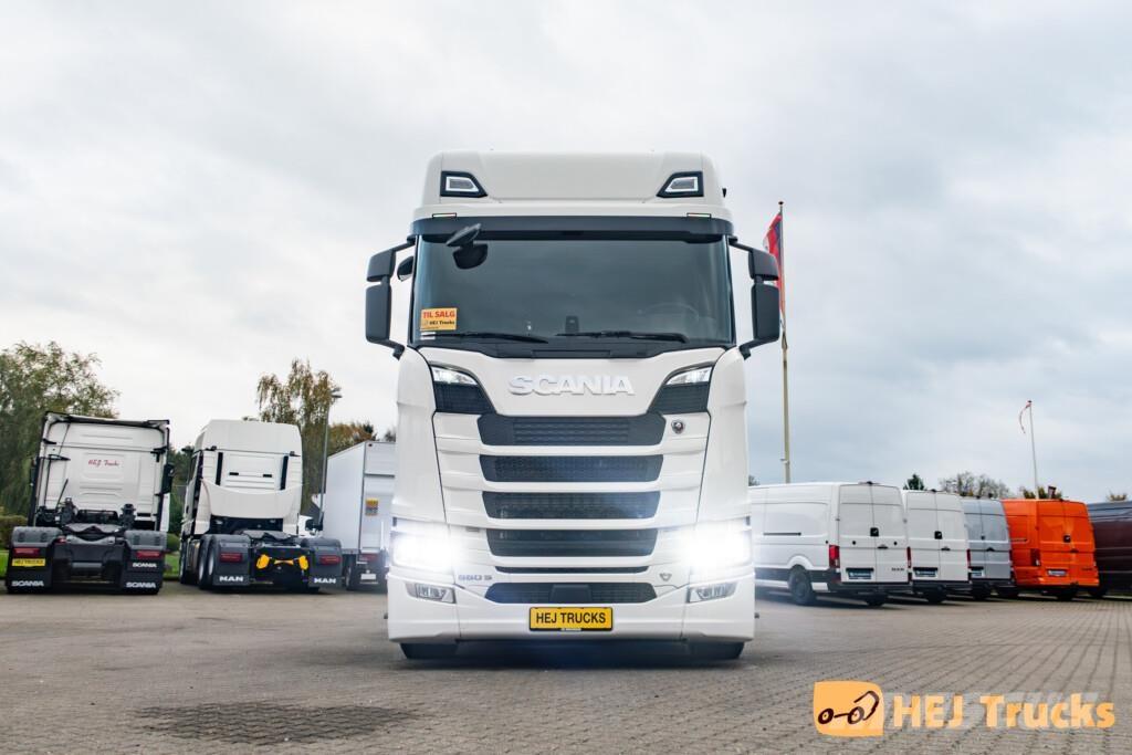 Scania S660 A6x2/4NB Autotractoare