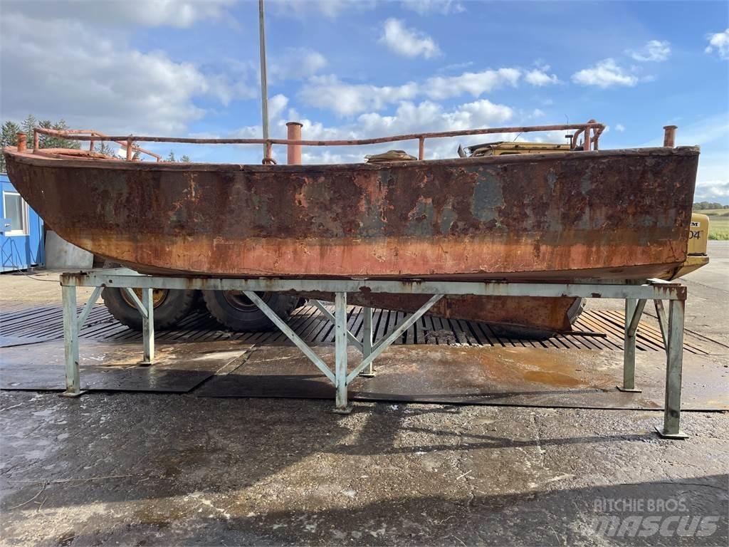  Arbejdsbåd uden motor. Barje si pontoane