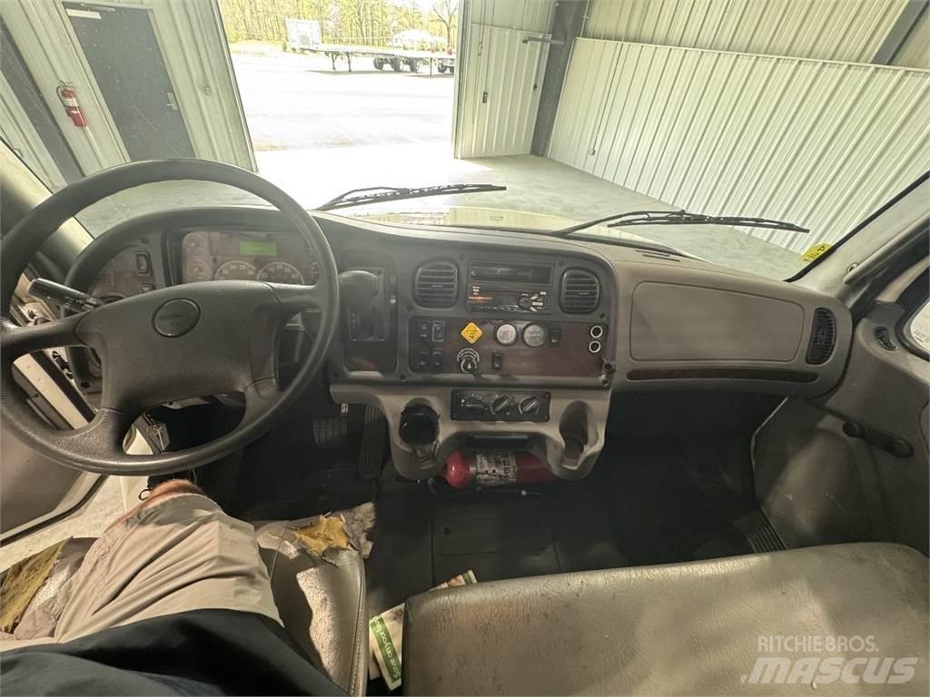 Freightliner M2 106 Camioane platforma/prelata