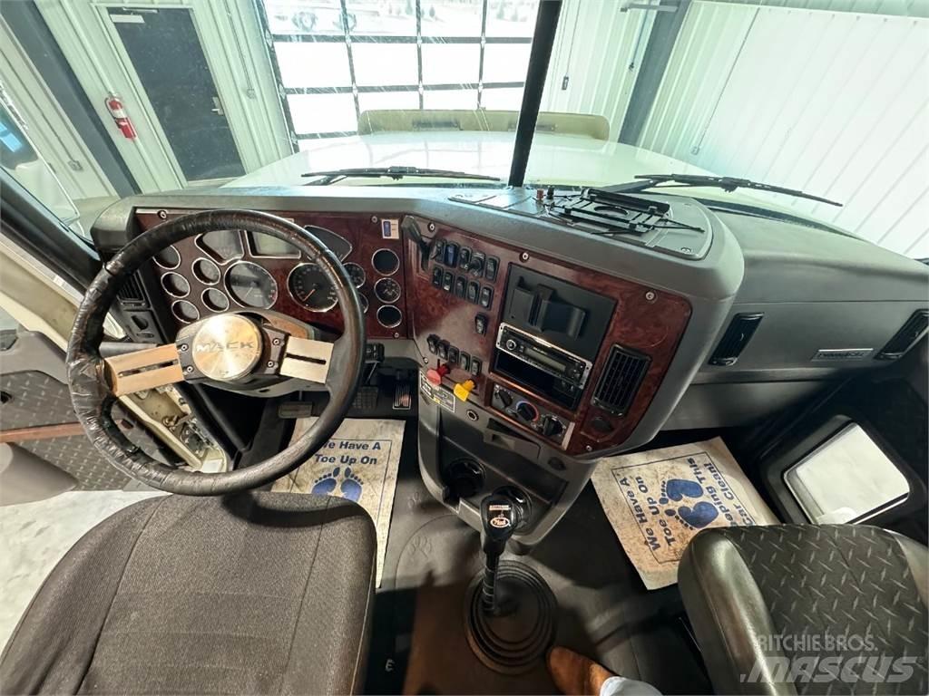 Mack CHU613 Autotractoare