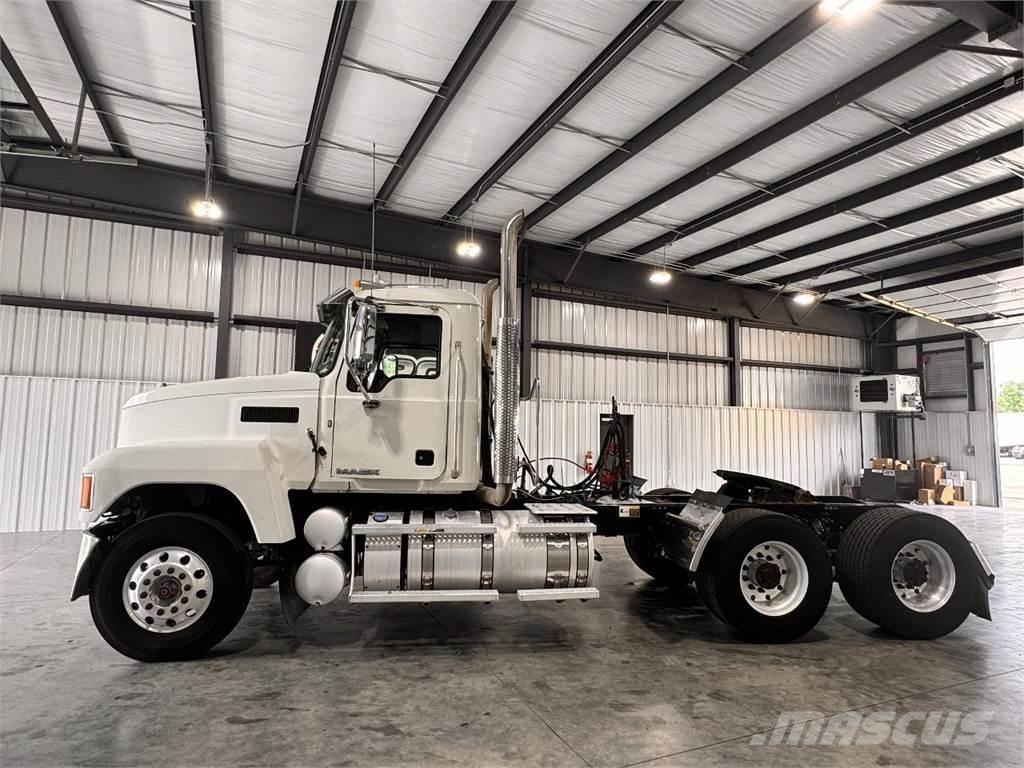 Mack CHU613 Autotractoare