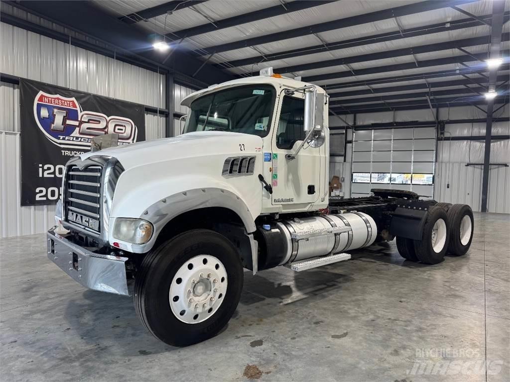 Mack GU713 Autotractoare