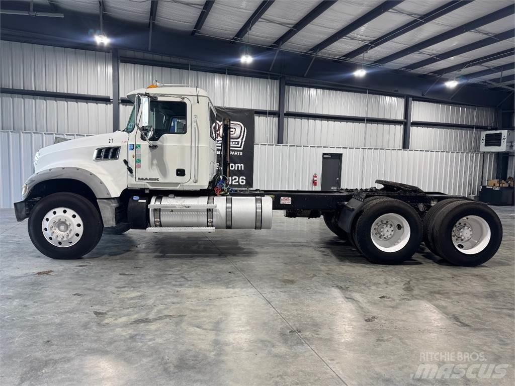 Mack GU713 Autotractoare
