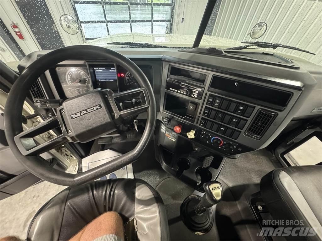 Mack Pinnacle 64T Autotractoare