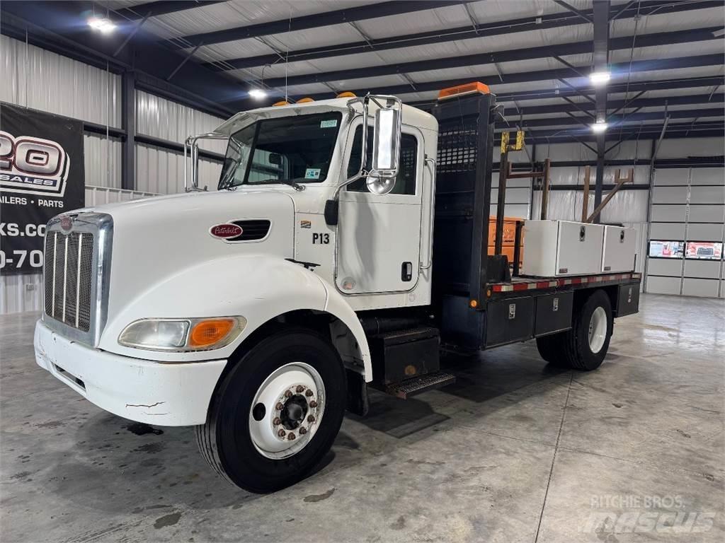 Peterbilt 330 Camioane platforma/prelata