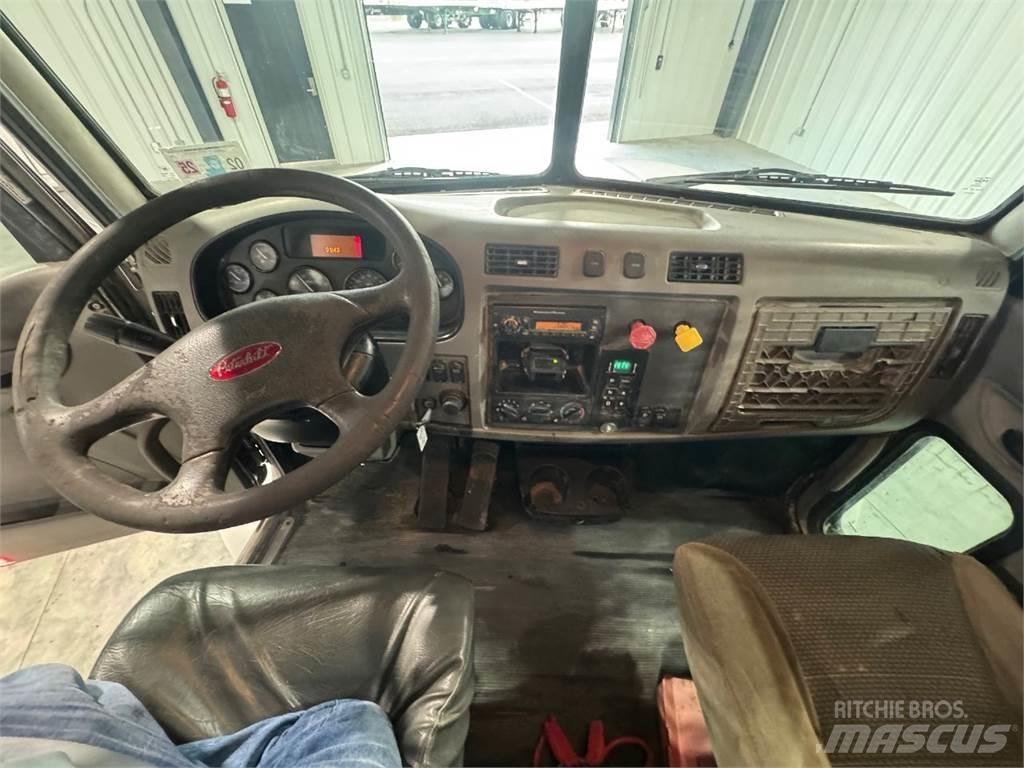 Peterbilt 330 Camioane platforma/prelata