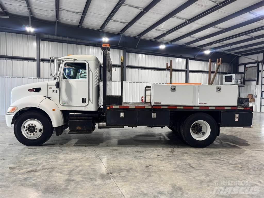 Peterbilt 330 Camioane platforma/prelata