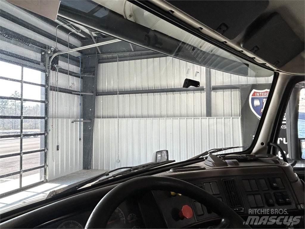 Volvo VNM Autotractoare
