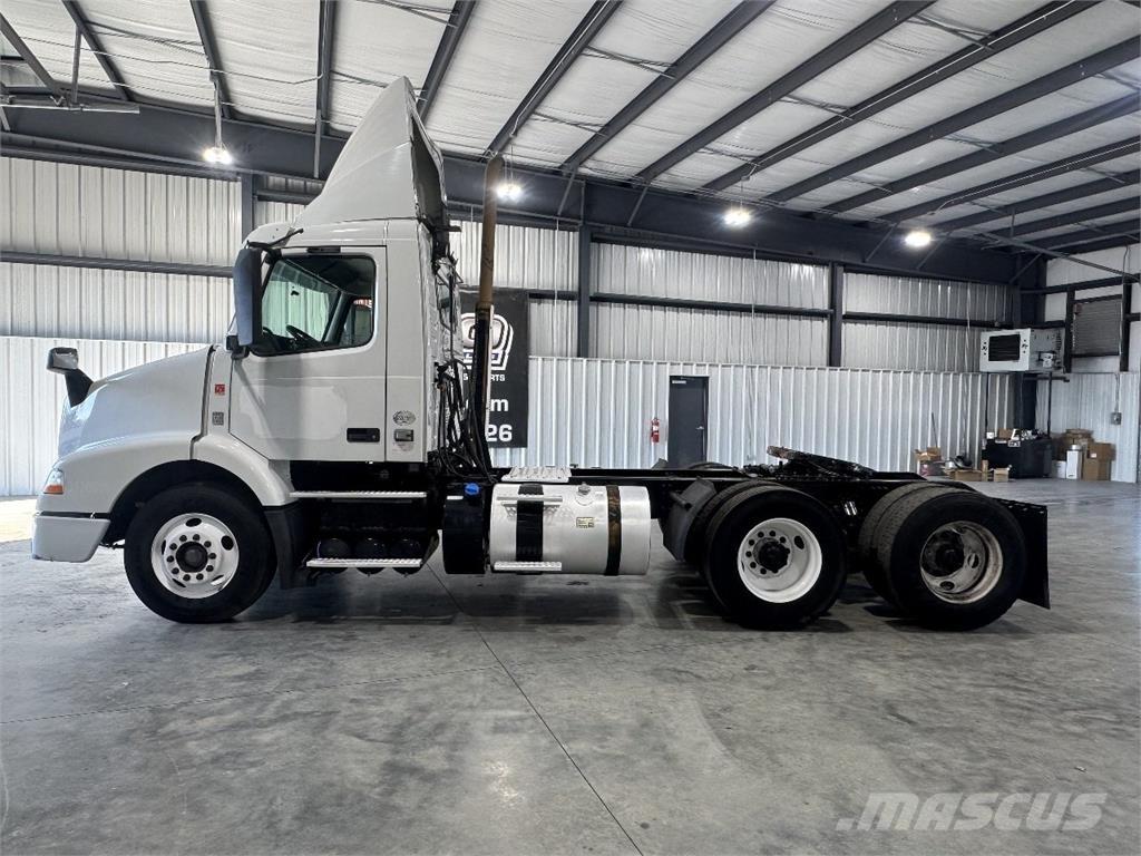 Volvo VNM Autotractoare