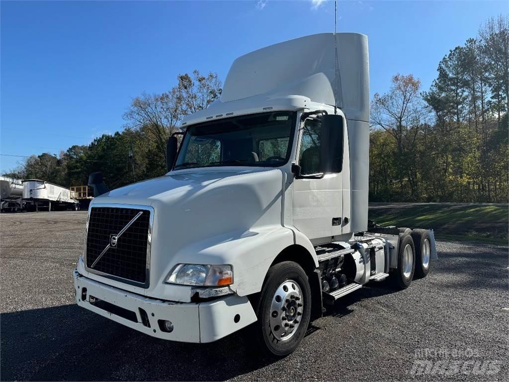 Volvo VNM64T200 Autotractoare