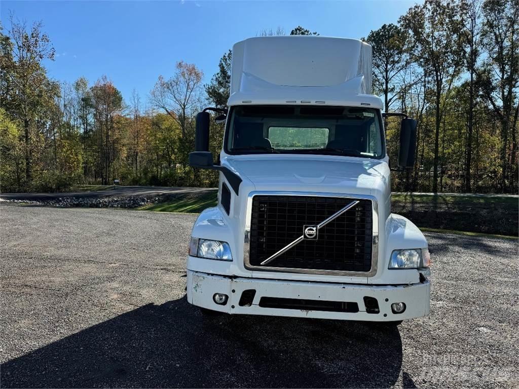 Volvo VNM64T200 Autotractoare