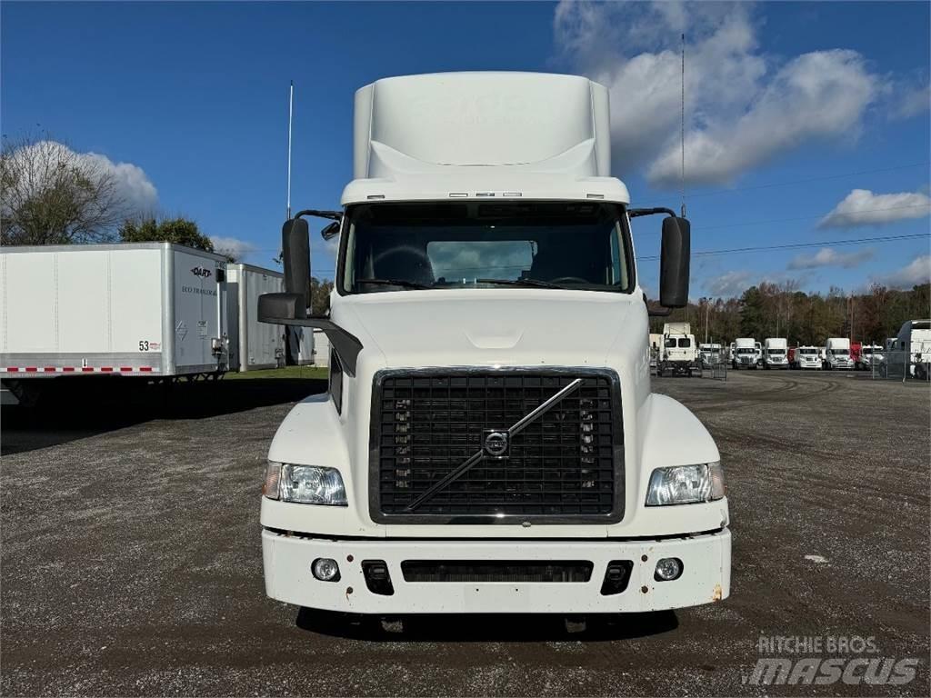 Volvo VNM64T200 Autotractoare