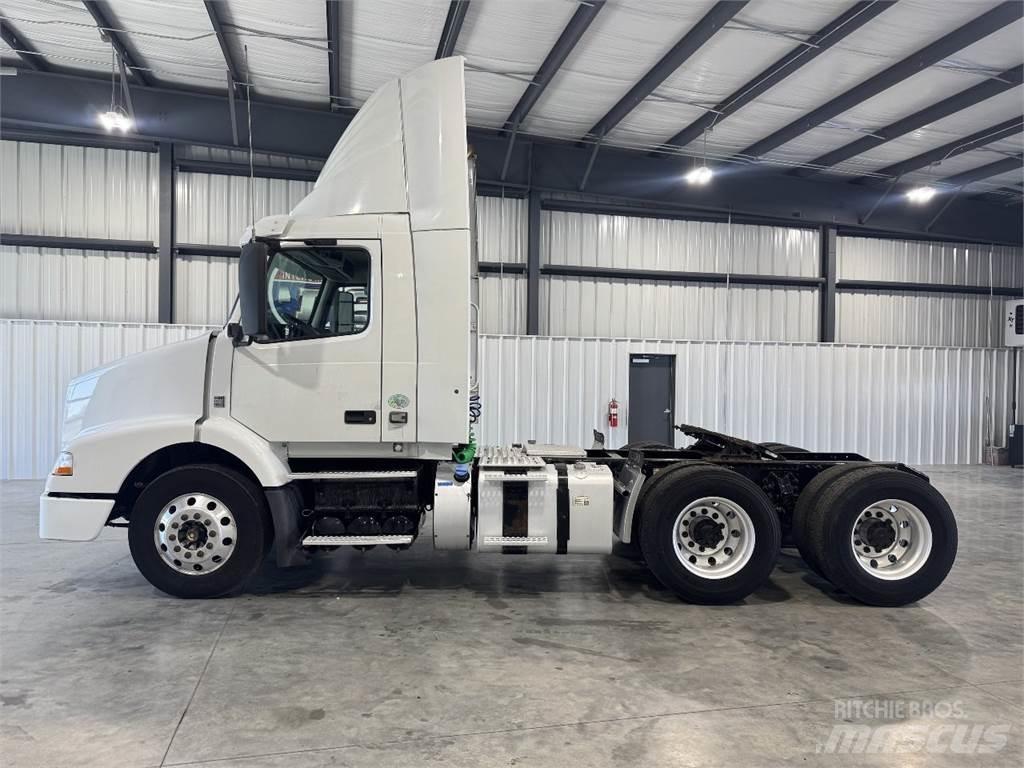 Volvo VNM64T200 Autotractoare