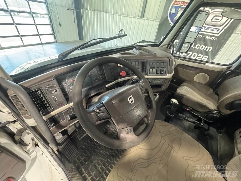 Volvo VNM64T200 Autotractoare