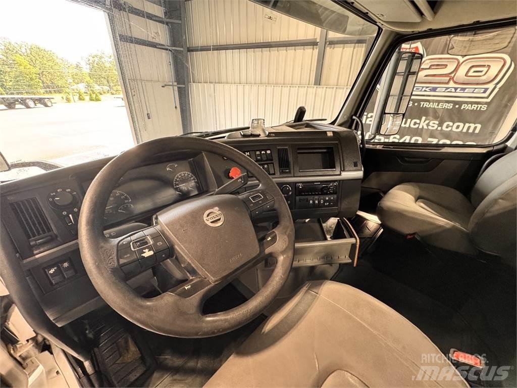 Volvo VNR64T300 Autotractoare