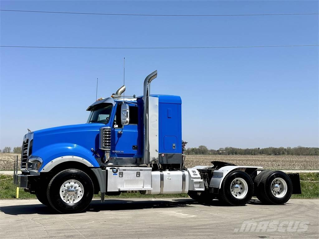 Mack Titan TD713 Autotractoare