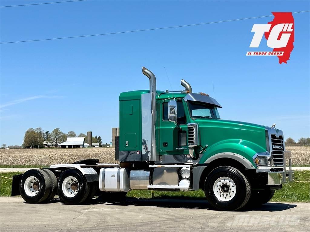 Mack Titan TD713 Autotractoare