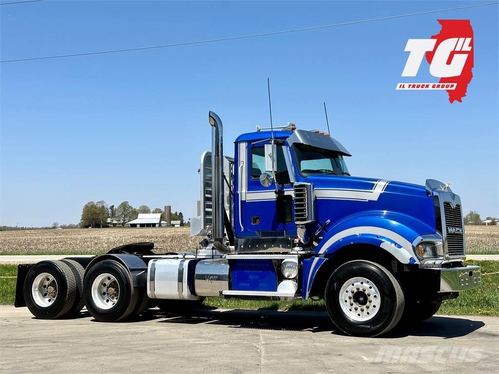 Mack Titan TD713 Autotractoare