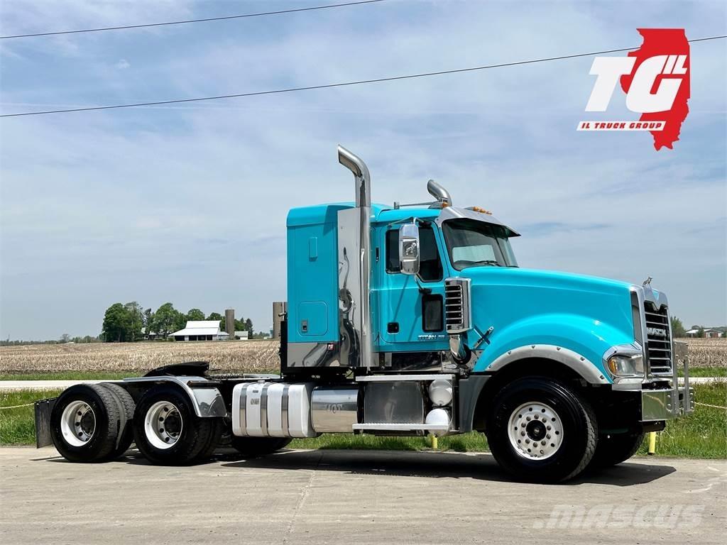 Mack Titan TD713 Autotractoare