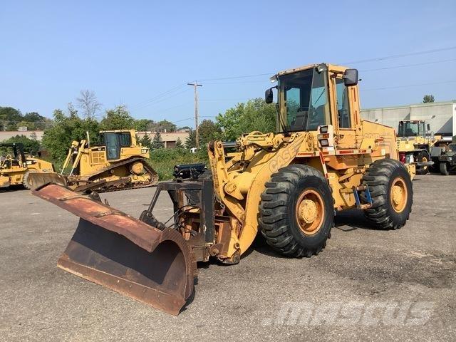 CASE 621B Incarcator pe pneuri