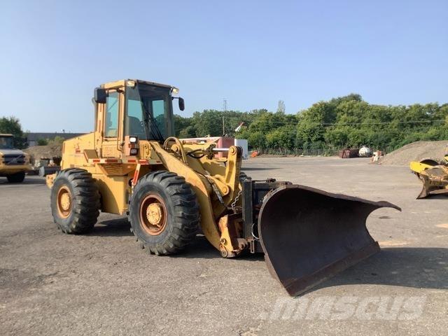 CASE 621B Incarcator pe pneuri