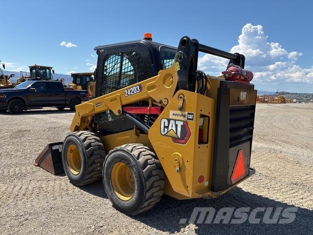 CAT 242D3 Mini incarcator