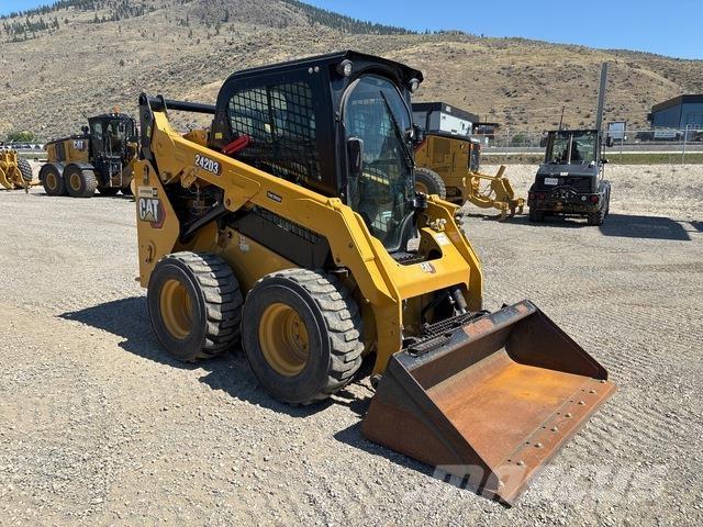 CAT 242D3 Mini incarcator
