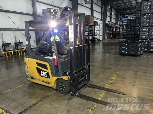 CAT 2ET3000 Stivuitor electric