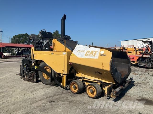 CAT AP-600D Pavatoare asfalt