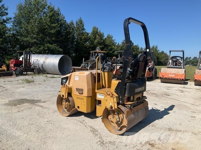 CAT CB24 Cilindri compactori dubli