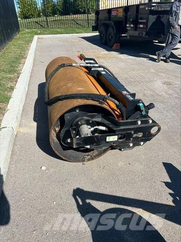 CAT CV119 Cilindri compactori tractabili cu vibratii