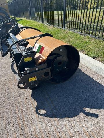 CAT CV119 Cilindri compactori tractabili cu vibratii