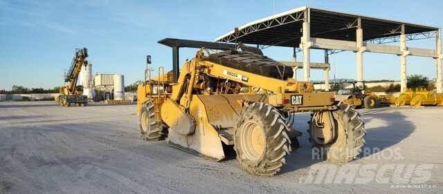 CAT RM300 Compactoare sol