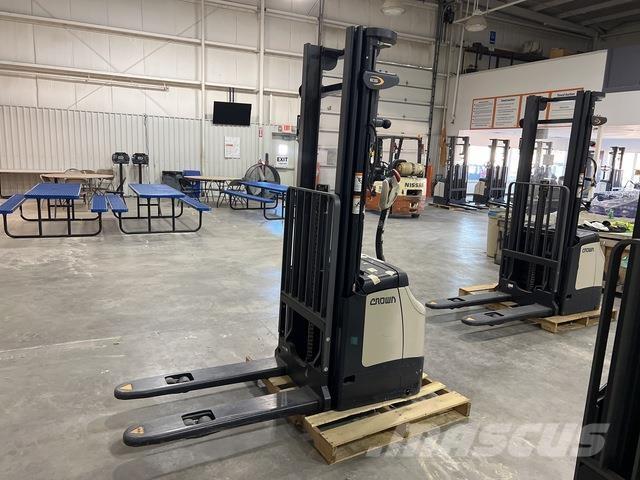 Crown ES 4000 Transpaleti autopropulsanti