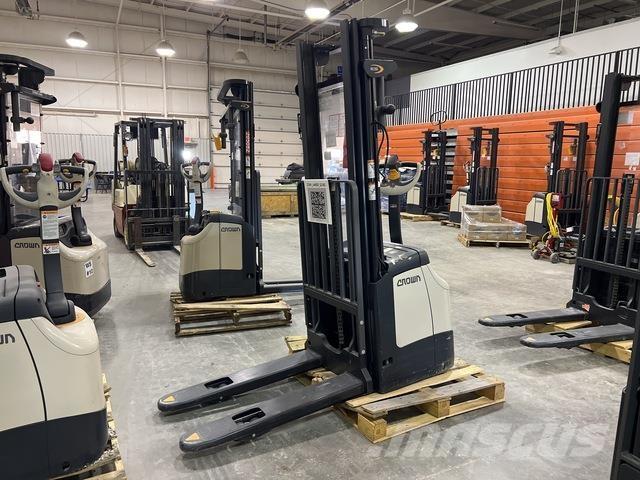 Crown ES 4000 Transpaleti autopropulsanti