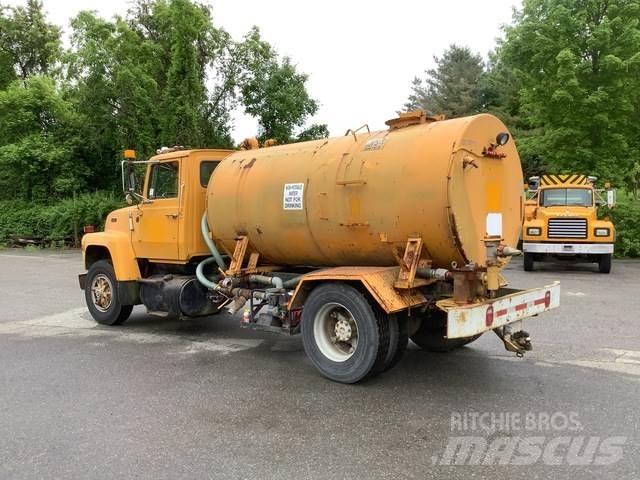 Ford L8000 Cisterne
