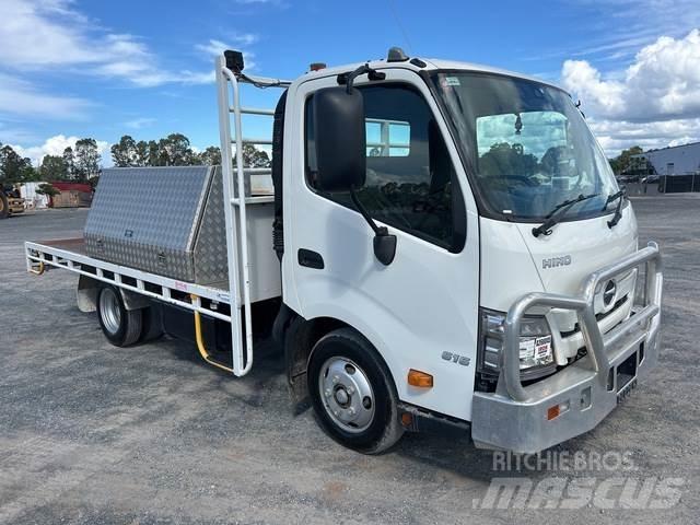 Hino 300 Camioane platforma/prelata