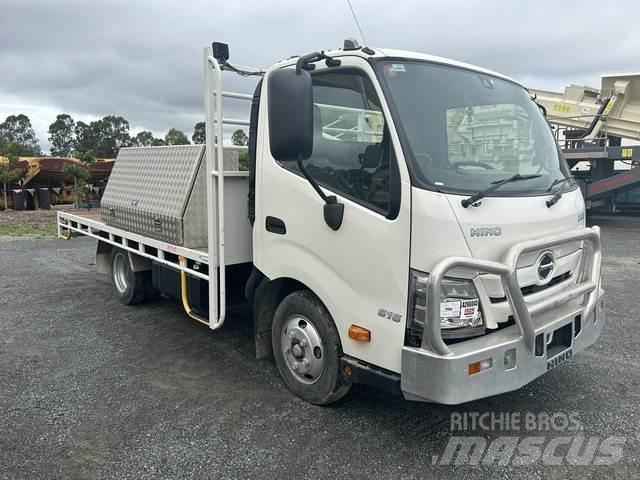 Hino 300 Camioane platforma/prelata