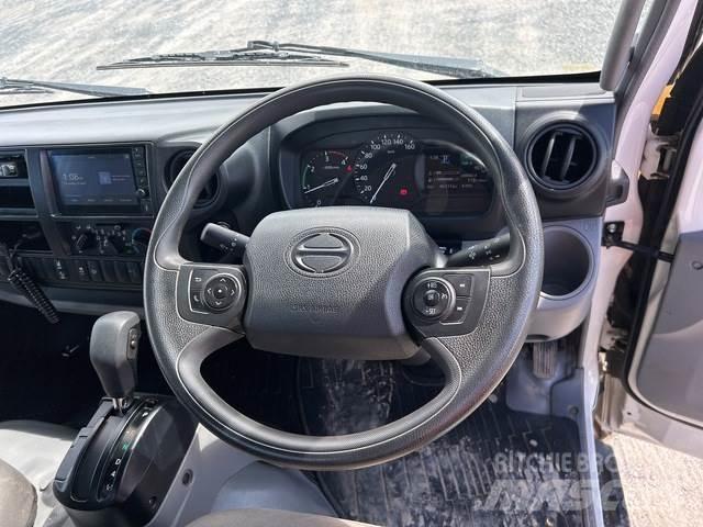 Hino 300 Camioane platforma/prelata