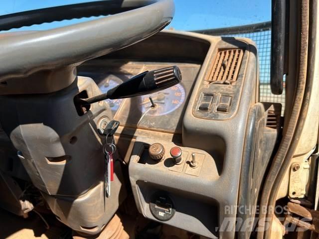 Hino GD1J Camioane platforma/prelata
