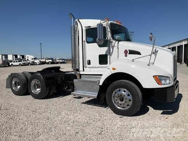 Kenworth T440 Autotractoare