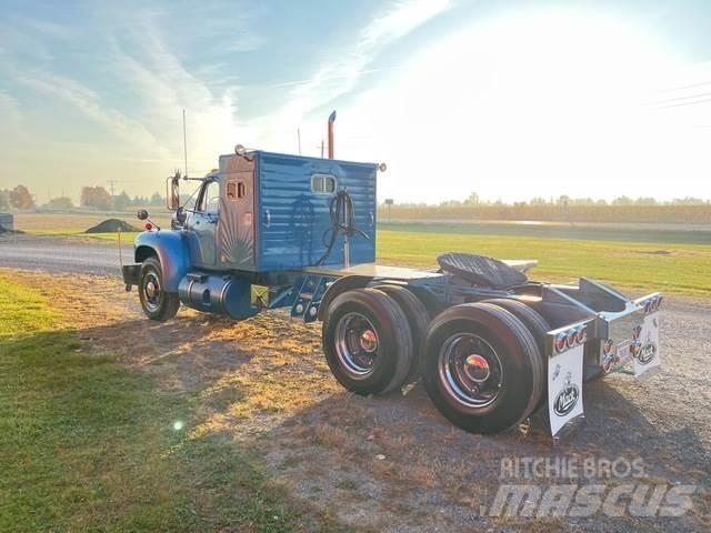 Mack B-61 Autotractoare