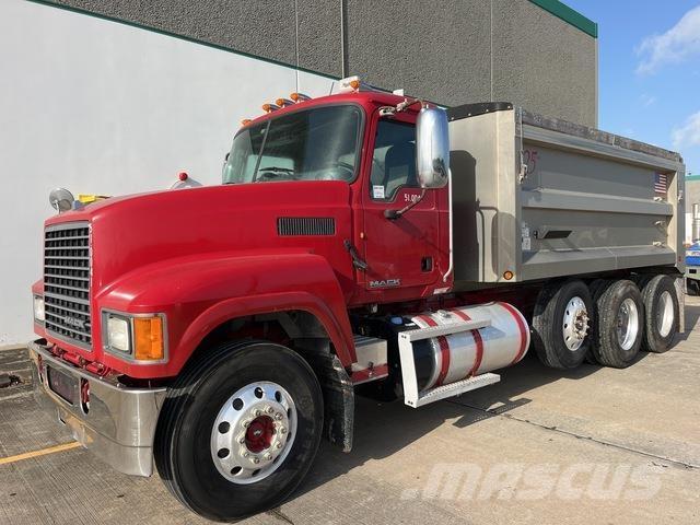 Mack CHU613 Autobasculanta