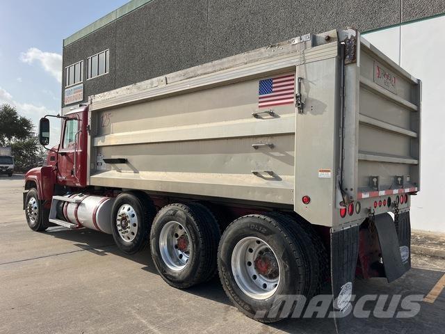Mack CHU613 Autobasculanta