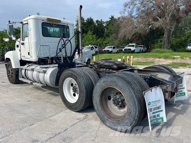 Mack CHU613 Autotractoare