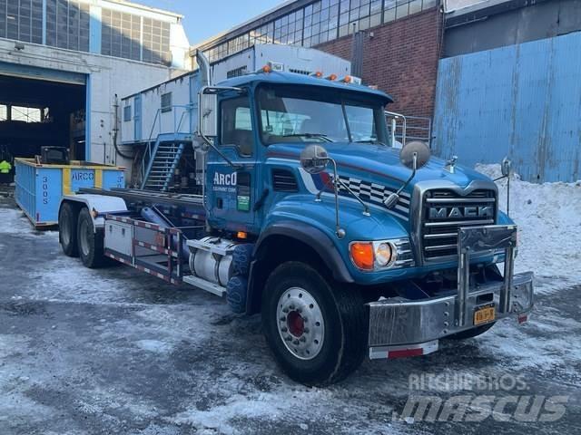 Mack CV713 Camion cu incarcator