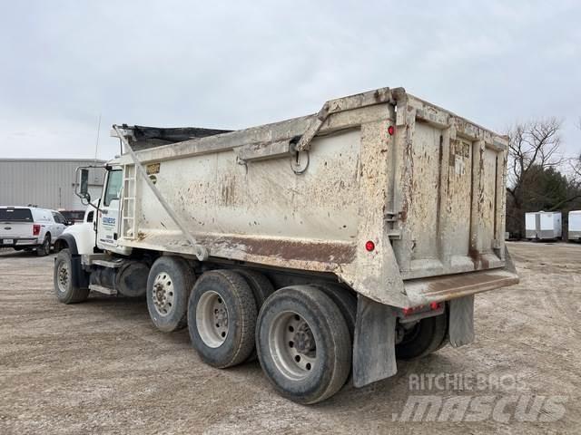 Mack CV713 Autobasculanta