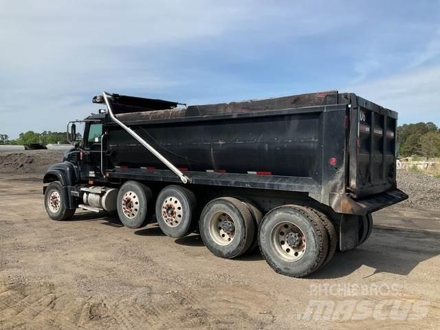 Mack CV713 Autobasculanta